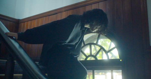 館内のいたるところを使ってアーティストがパフォーマンスを展開