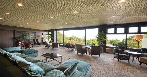 レコードが流れる中、読書やお酒などを楽しめるラウンジ