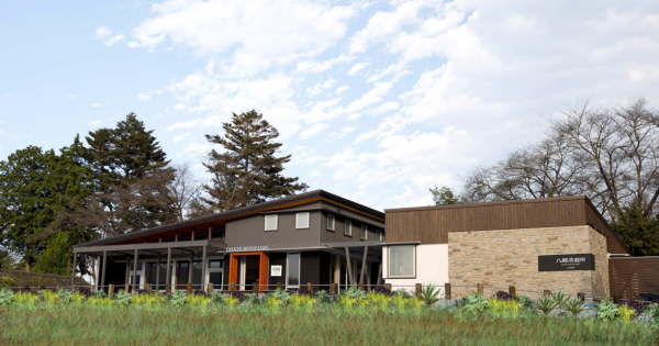 ウイスキーづくりの工程をパネルでも解説する「試飲付き見学ツアー」のコース