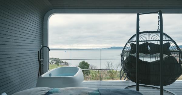 長崎佐世保・海一望の丘に風を感じるテラス付きグランピングサイトが誕生