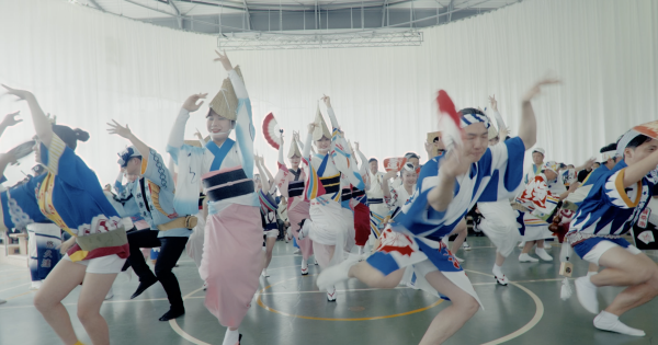 円形シアターで披露される阿波おどり