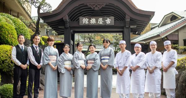 「古屋旅館」の門構えとスタッフ