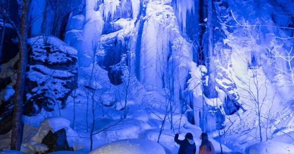 幻想的な氷瀑や花火も！冬の奥入瀬観光は便利な「十和田湖アクセスバス」で