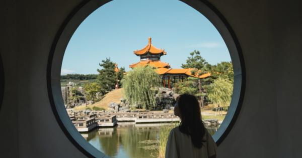 SNSで注目、鳥取県東伯郡湯梨浜町にある美しい中国庭園！まるで海外のような、丸窓からのぞくカラフルで素敵な景色