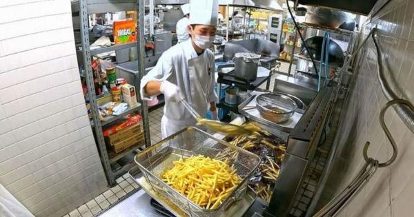 ボウルひとつに100人分のポテト！北海道の人気温泉ホテルでディナーバイキングの裏側へ