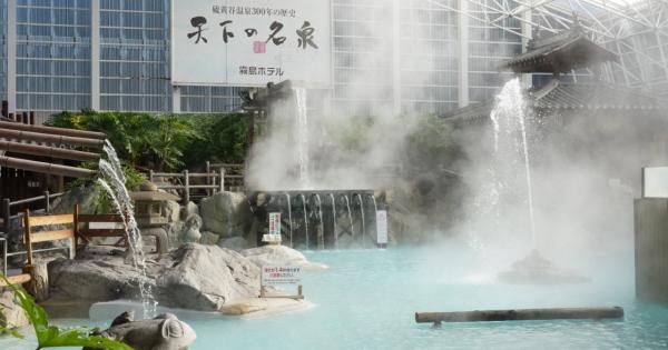 1,500 人が入れる!?天下一の大温泉「霧島ホテル」で 4 種 1,400L のぜいたくな湯浴みを楽しむ一日