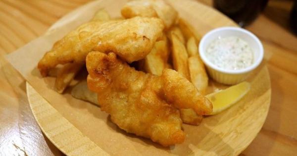 味の秘訣は衣にビール！？絶品フィッシュ＆チップスが楽しめるカウンターのお店【札幌・北18条駅新店】