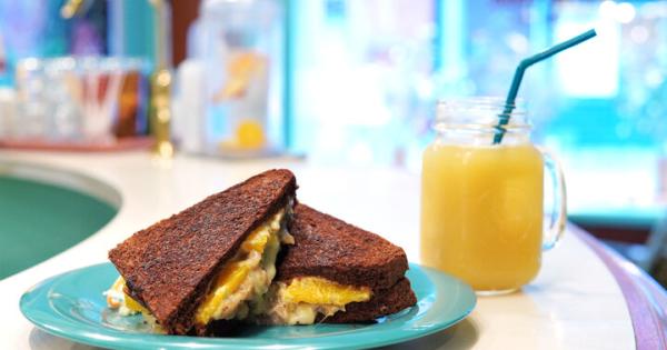 熱々のとろけるチーズをまとった具沢山のホットサンド♪横浜「バイ ミー スタンド 元町」