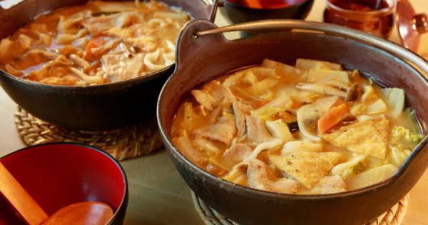 河口湖近くの「ほうとう蔵 歩成 河口湖店」で、富士山を眺めながら味わうご当地グルメ