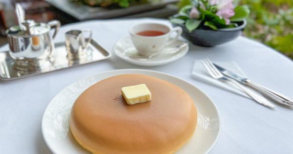 美しい狐色のホットケーキを自然あふれるお庭で「ウエスト 青山ガーデン」