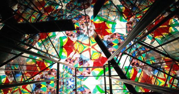 巨大万華鏡で煌めく光の世界へ。ガラス体験やお土産もキラキラ♪「三河工芸ガラス美術館」