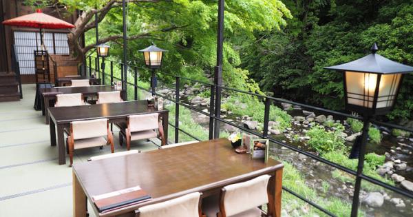 箱根唯一の「川床」でご褒美ランチを♪ せせらぎと緑に癒やされる大人の贅沢空間「牛なべ 右近」
