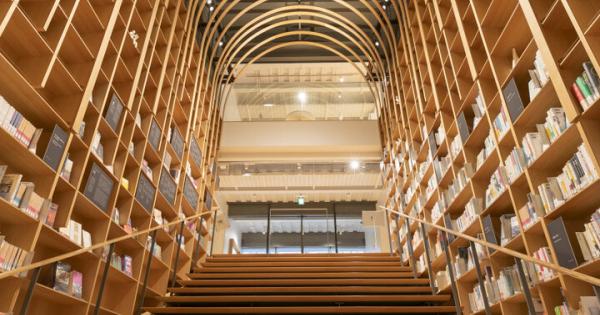 トンネルを抜けて、本の世界へ。読書とカフェを楽しむ文学館／新宿・早稲田大学国際文学館（村上春樹ライブラリー）