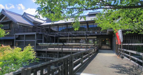 薪で炊くかまどご飯と伊勢のごちそうでおもてなし。和風テラスもある五十鈴川沿いの食事処「野あそび棚」