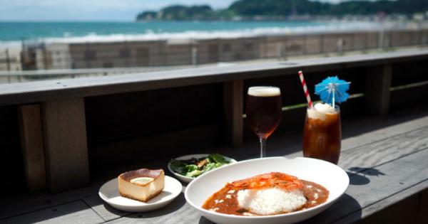 湘南さんぽの途中に立ち寄りたい絶景カフェ♪材木座ビーチが目の前のテラス席でのんびりランチを「材木座Cafe75th」