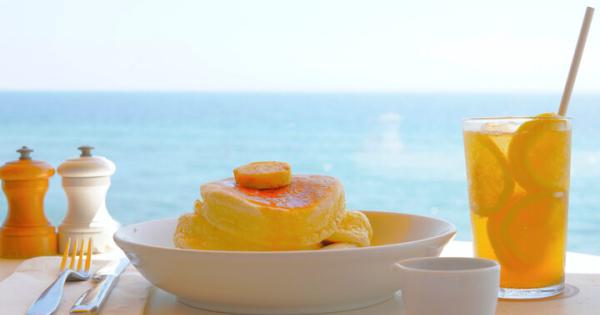 海と空が目の前に広がる雄大な景色の中でふわふわとしたパンケーキの朝食♪鎌倉「bills 七里ヶ浜」