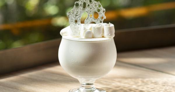 「白い恋人」で有名な「ISHIYA」直営♪道外唯一のカフェで雪のようなパフェにうっとり