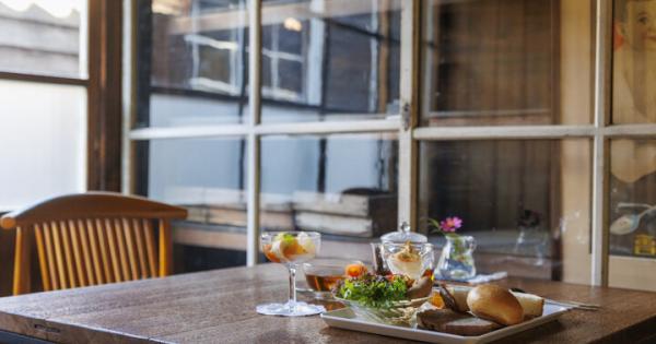 奈良・東大寺の北、築100年のノスタルジックなカフェ「工場跡事務室」で、心ほどける朝食や大和茶を