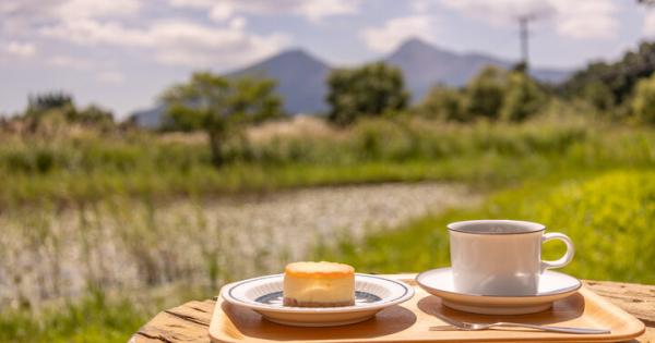 磐梯山を眺めて自家焙煎コーヒーとスイーツを堪能♪ 会津・磐梯高原のカフェ「Rotten Row Coffee Roasters」へ