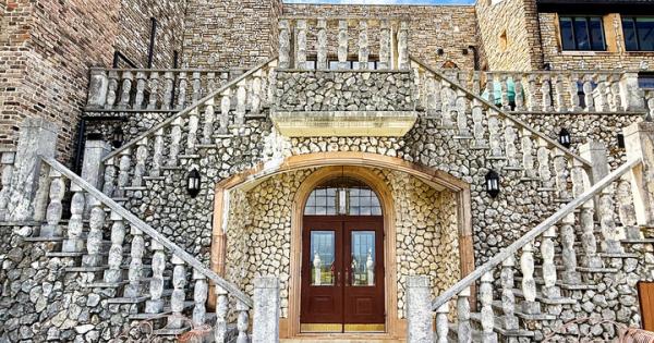 中世ヨーロッパの古城みたい♪ アンティークグラスのやさしい光と荘厳な音色に癒やされる「川奈ステンドグラス美術館」