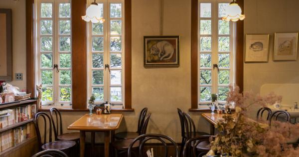 横浜港を望むレトロな喫茶室「ティールーム霧笛」で文学の息吹にふれる午後のひととき