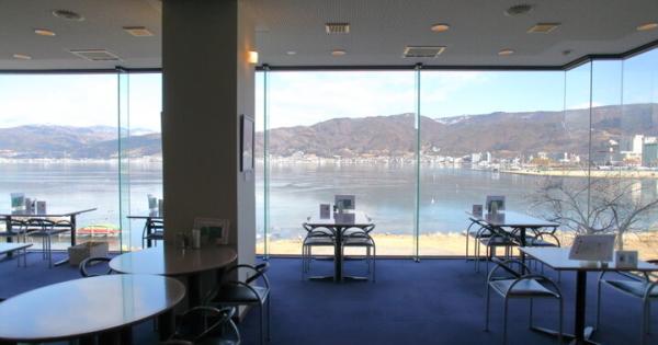 諏訪湖畔の穏やかな景色を眺めながらティータイム。諏訪有数の絶景スポット「諏訪市原田泰治美術館」