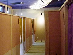 個室に繋がる廊下