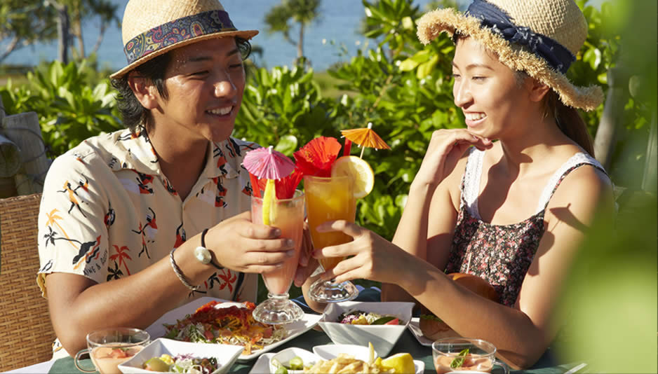 南国のフルーツジュースで乾杯する男女
